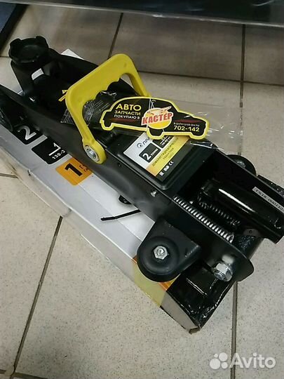 Домкрат 2т подкатной