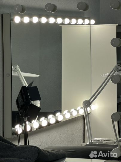 Гримерное зеркало с лампочками
