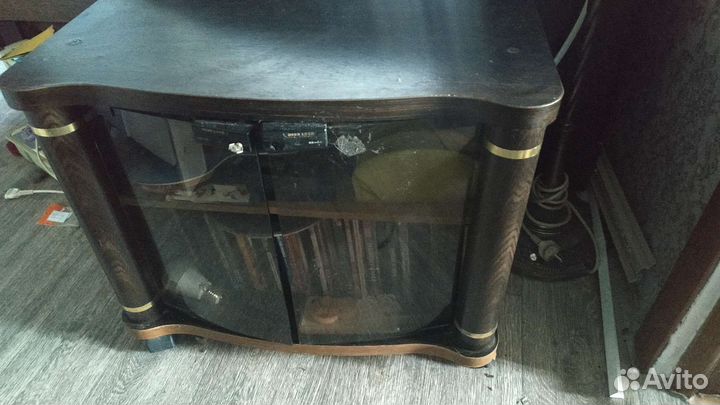 Стеклянная тумба под тв
