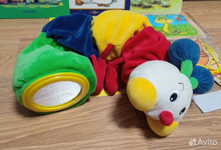 Игрушки, машинки и книги