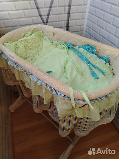 Стул для кормления и кроватка