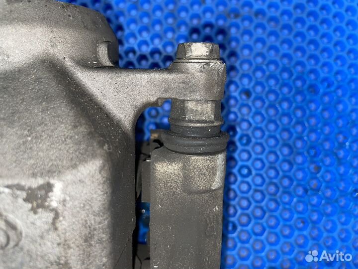 Суппорт передний правый Toyota Prius 30