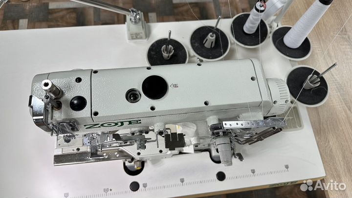 Плоскошовная машина с рукавной платформой Zoje