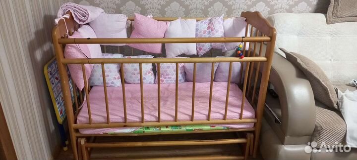 Детская кроватка с маятником