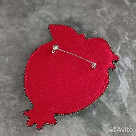 Брошь ручной работы гранат