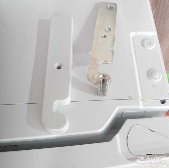 Петля двери холодильника Atlant - верхняя