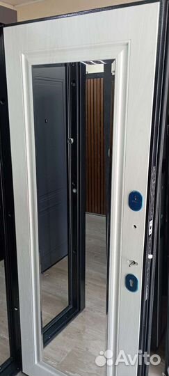 Входная дверь с зеркалом