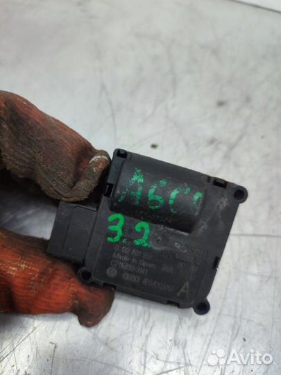 Моторчик заслонок печки Audi A6 C6 седан 2.7 Л