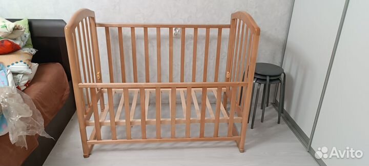 Детская кроватка с маятником