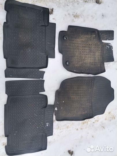 Продам резиновые коврики от Рав4