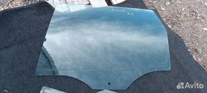 Заднее боковое стекло Форд Фиеста мк5