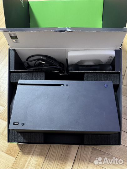 Xbox series x с геймпадом