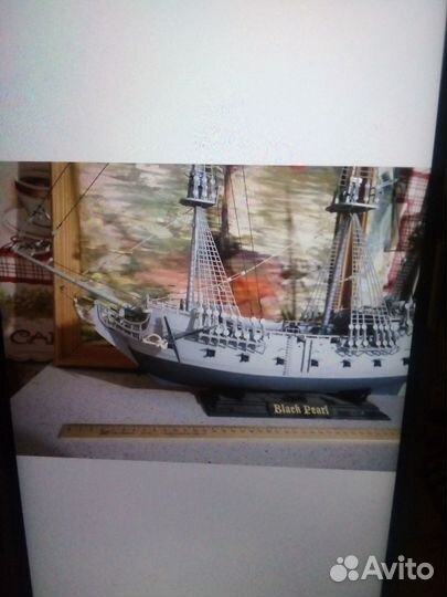 Черная жемчужина корабль на подставке