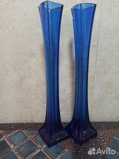 Две вазы тонкие. Синее стекло. Советские