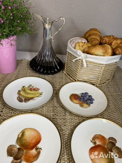 Тарелки с фруктами