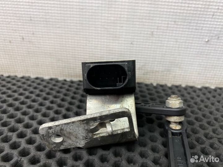 Датчик положения кузова задний правый Bmw 7-Series