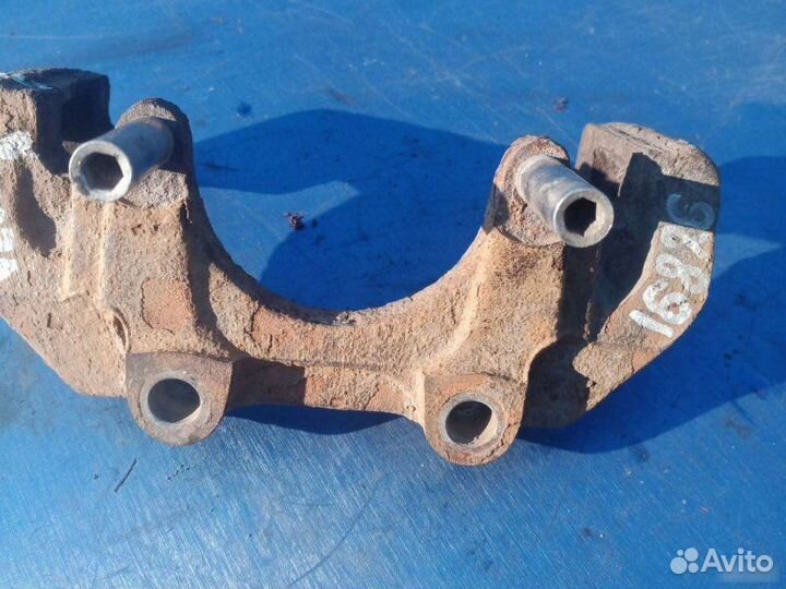 Скоба суппорта передняя Opel Vectra B