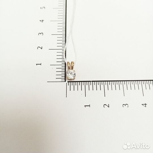 Золотая подвеска с камнем