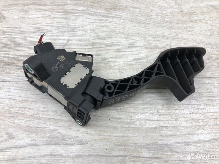 Педаль газа Toyota Yaris Hibrid хэтчбек 2016