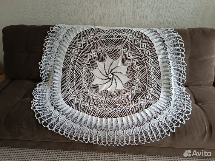 Большая вязаная скатерть