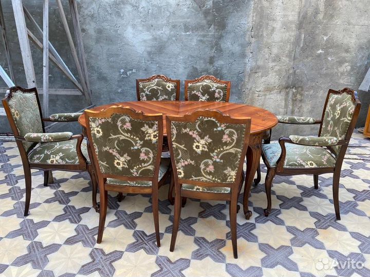 Стол и стулья