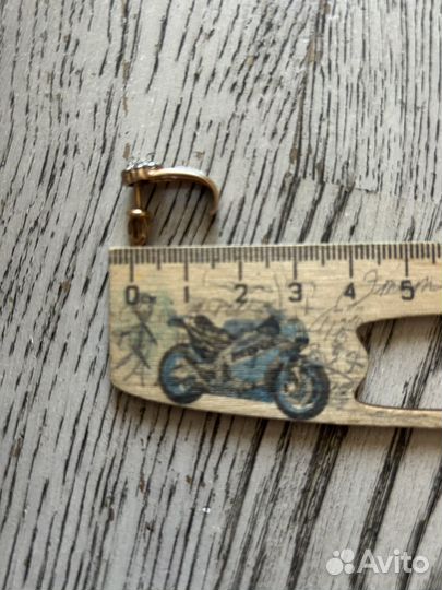 Одна золотая серьга с бриллиантами