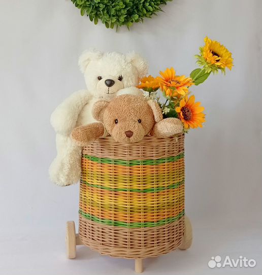 Плетеная тележка. Плетеная корзина для детских игр