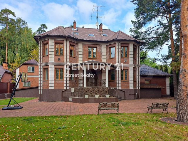 Дом 604 м² на участке 20 сот.