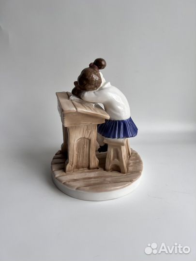 Royal Worcester. Фарфоровая статуэтка девочки