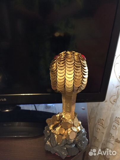 Эксклюзив Кобра из монет на камнях
