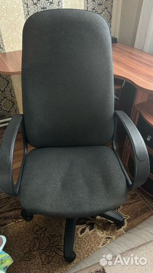 Компьютерный стол и кресло