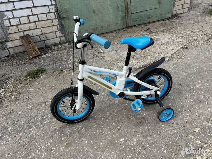 Детский велосипед с дополнительными колесами