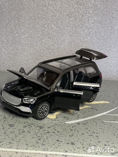 Металлическая машинка Mercedes-benz GLS 1:32