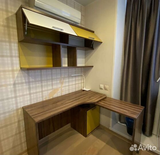 Письменный стол с ящиками и полками