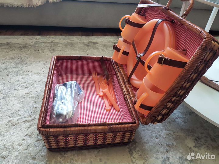 Корзина для пикника с посудой