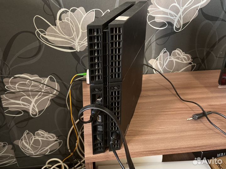 Ps4 fat 1tb + 2 геймпада и 3 игры