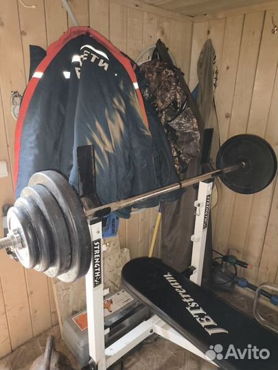 Стойка для штанги с блинами и грифом