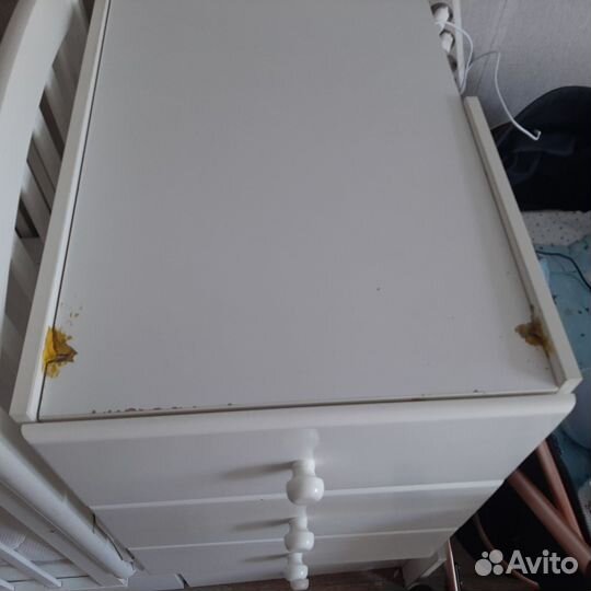 Детская кроватка с маятником и комодом