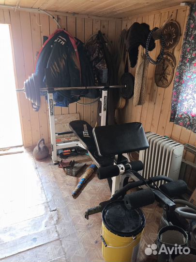 Стойка для штанги с блинами и грифом