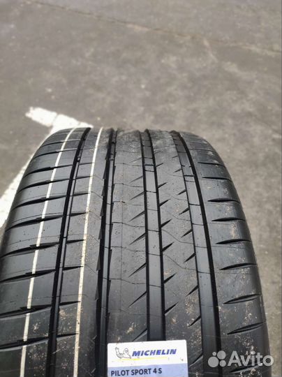 Michelin Pilot Sport 4 S 285/40 R22