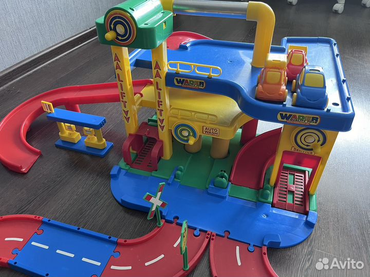 Игрушка гараж с дорогой
