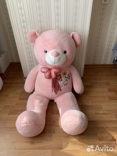 Большой плюшевый медведь