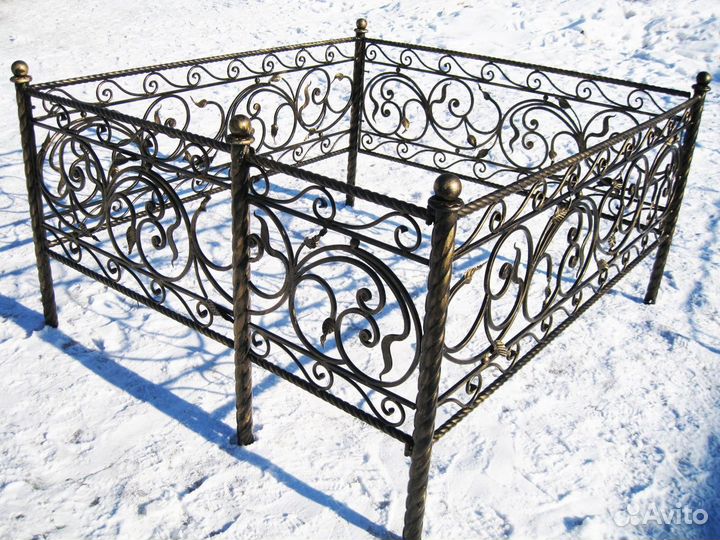 Ограды на кладбище