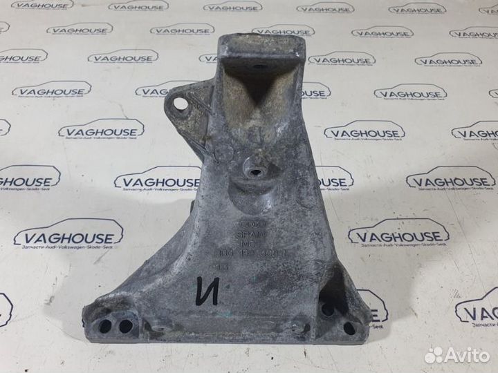 Кронштейн двигателя правый Volkswagen Passat B5