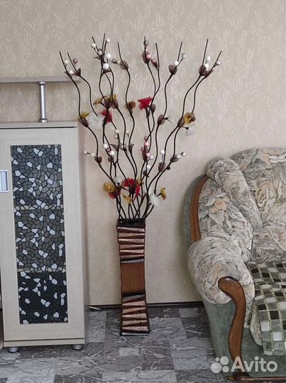 Декоративные цветы с вазой