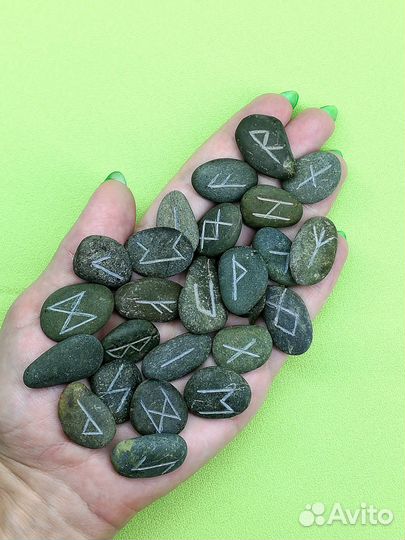 Руны скандинавские из камня