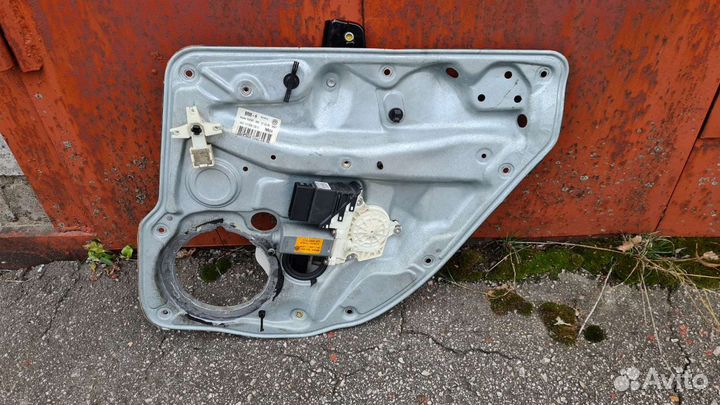 Стеклоподемник задний правый Фольксваген Бора