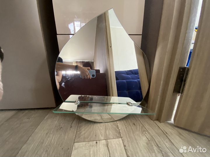 Зеркало в ванную с полочкой