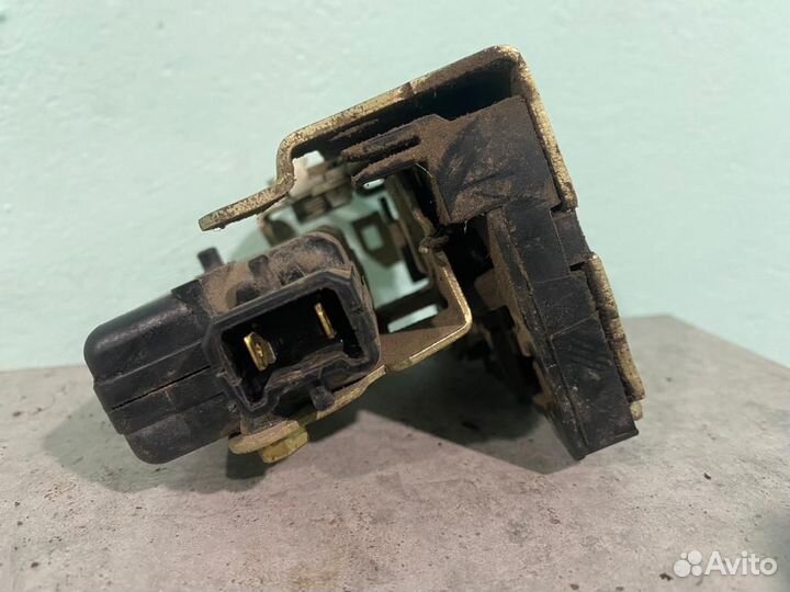 Замок двери передний правый Renault Logan