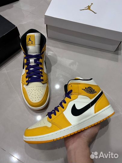 Nike Air Jordan 1 Mid Lakers